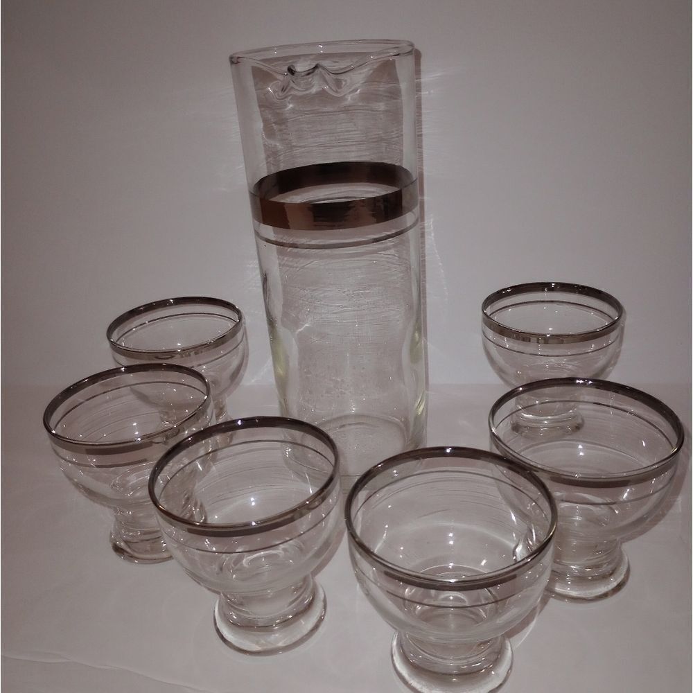 🆕🍸 Vintage Dorothy Thorpe Decanter and Mini Martini Glasses